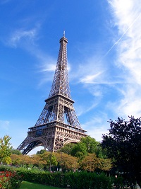 Tour Eiifel et espace vert, ciel bleu Paris, France